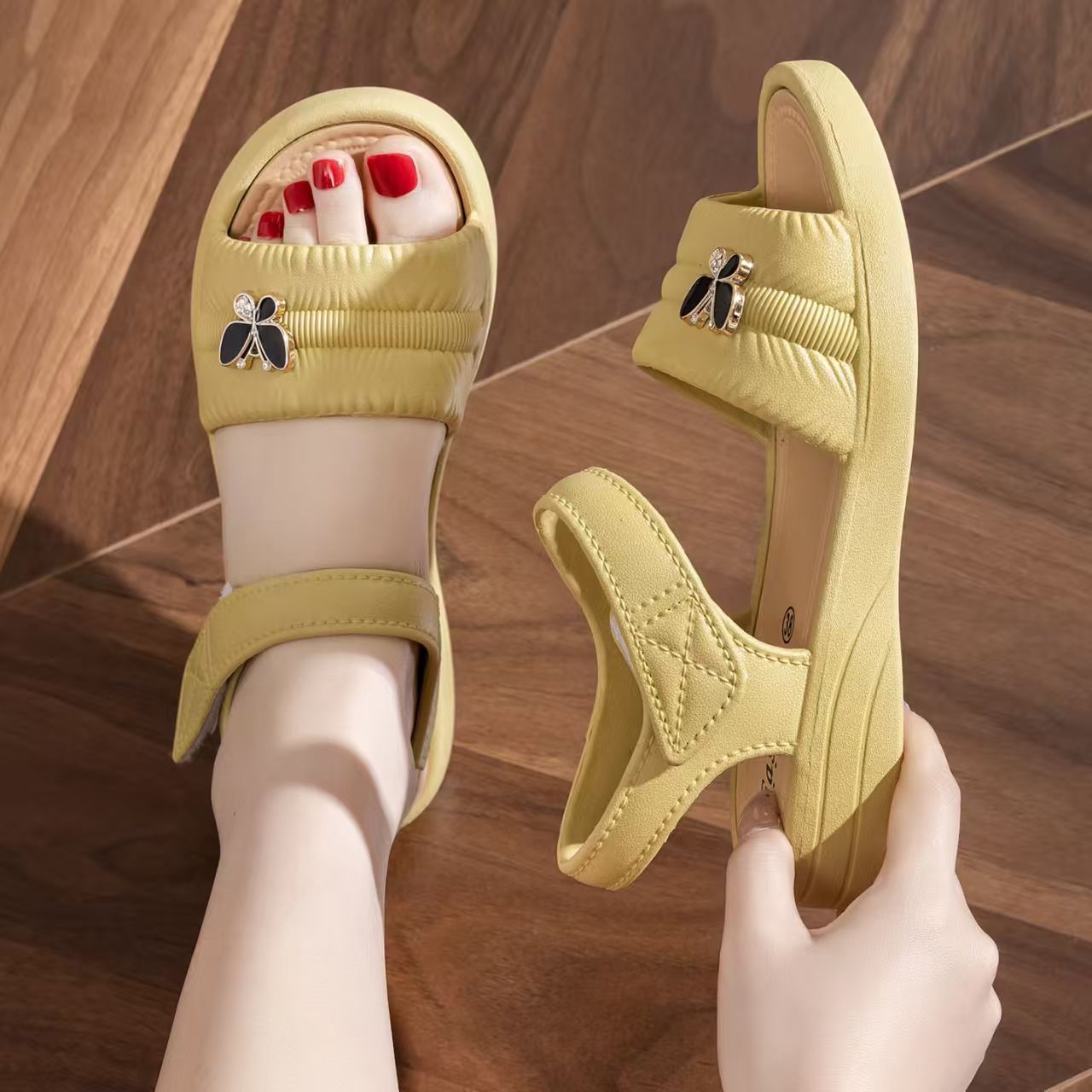 Women's One Word Flat Sole Bea - Velcro Strap Sandal recension och pris